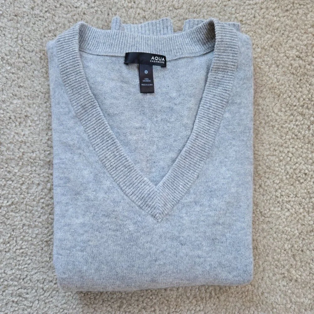 NWOT Aqua Cashmere Sweater Grey V-neck - Picture 8 of 8